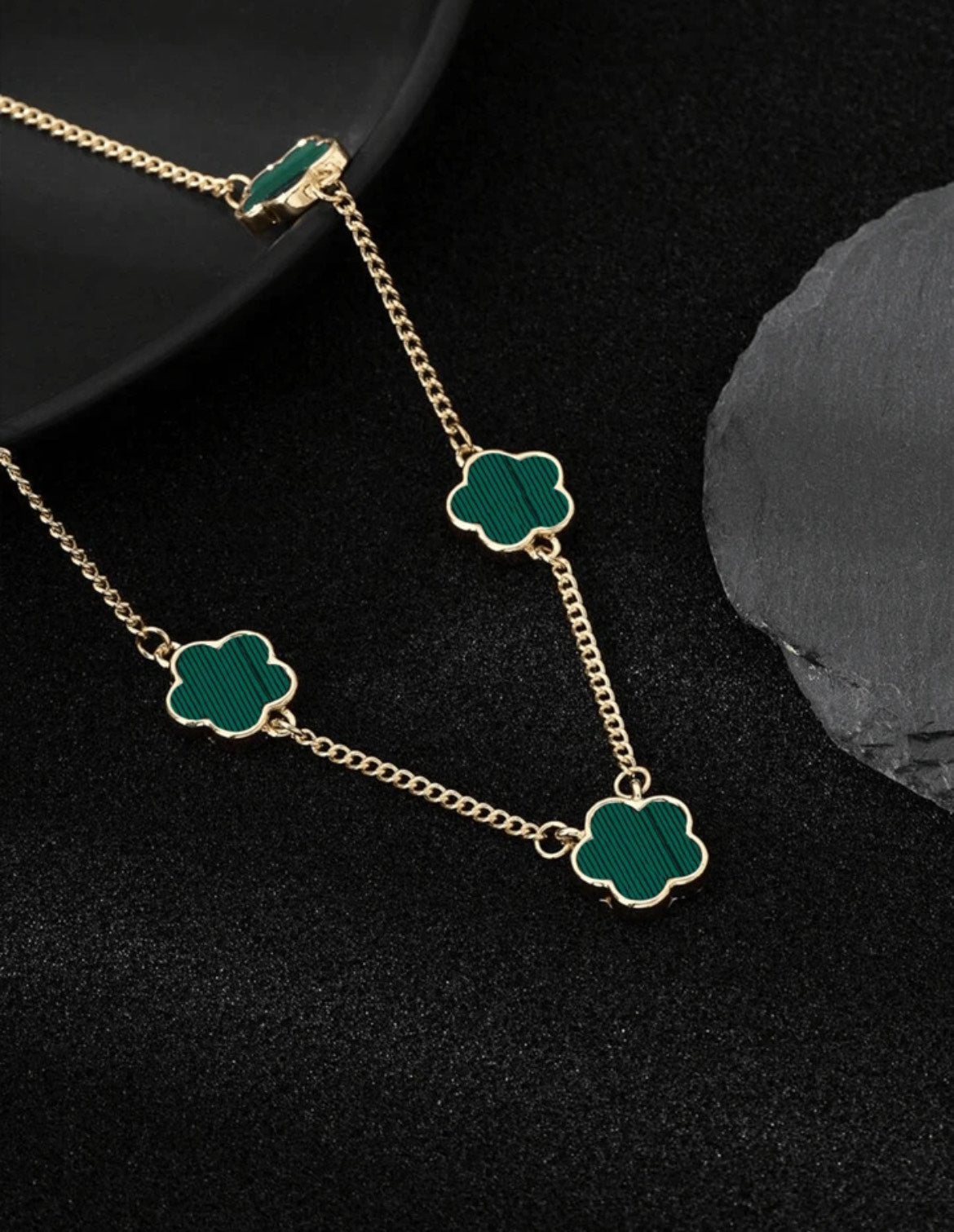 Simple Fashion Lucky Five-Leaves Grass Pendant Necklace for Men and Women (Set)