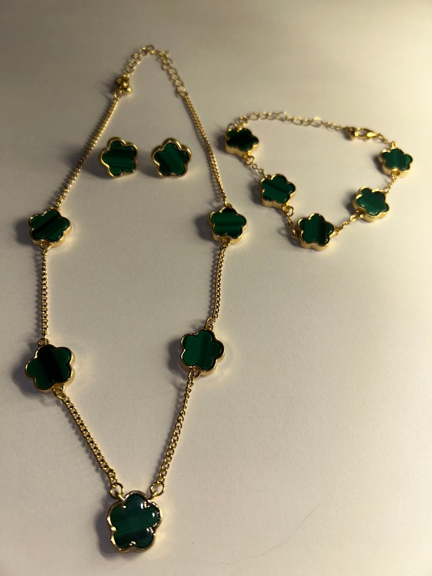 Simple Fashion Lucky Five-Leaves Grass Pendant Necklace for Men and Women (Set)